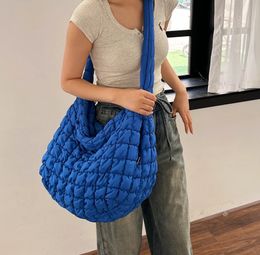 Flower Pendant Pleated Womens Shoulder Bag Rhombus Plaid Padded Cross Body Bag Quilted Space Cotton Handbags Bubble Cloud Bag 240314