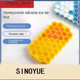 Ice Cream Tools Food Grade Silicone Ice Tray Mold Creative DIY Honeycomb 37 Compartments Ice Maker Ice Cube Ice Box with Lid Ready Stock L240319