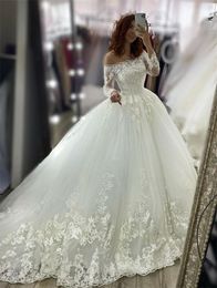 Luxury Ball Gown Wedding Dresses Bateau Long Sleeves Off the Shoulder Lace Net Appliqued Cathedral Bridal Gowns Elegant Arabian Du8655354