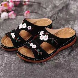 Slippers Womens slippers embroidered flowers leather womens sandals 2023 outdoor lights casual wedge summer shoes H240325