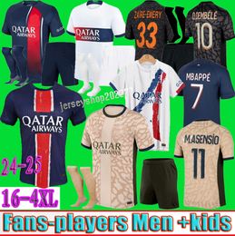 23 24 25 psgs DEMBELE BARCOLA camisas de futebol MBAPPE 2024 2025 HAKIMI ZAIRE-EMERY KOLO MUANI RAMOS Quarto homens crianças enfants conjunto camisas de futebol MARQUINHOS Jogador fãs