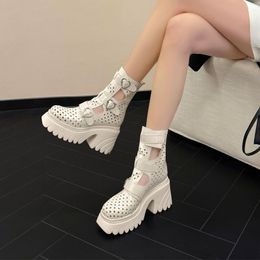 Botas femininas de couro macio escavadas para o verão, sandálias finas de sola grossa perfuradas, salto ultra alto, sandálias de salto grosso com altura de salto de 10 cm