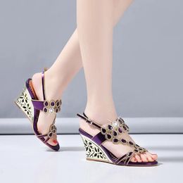 Сексуальная модная обувь, элегантные тапочки на танкетке со стразами и цветочным дизайном, кожаные женские сандалии на танкетке с кристаллами 240309