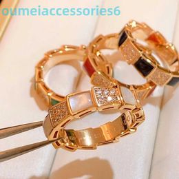 2024 Jewellery Designer Brand Band Rings Bone Womens 18k Gold Plating White Fritillaria Red Jade Marrow Snake Ring Light New Colour Preservation