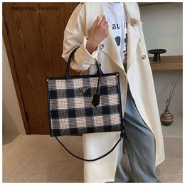 Wholesale Retail Brand Fashion Handbags Large Capacity Tote Bag High-end Artistic Stripe Dign Maillard Casual Shoulder