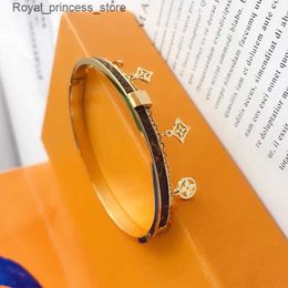 Charm Bracelets 23ss Brand Designers Men Women Bangle Presbyopia Silver 18K Gold Plated Old Flower Stainless Steel Jewellery Love Couples Q240321