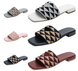 Luxury Designer Flat bottomed Slippers Diamond Checkered Square woman Sandal Triangle Logo Fashion Summer Beach Low Heel Shoes Flip Flops