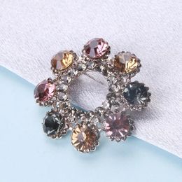 Brooches Vintage Crystal Garland Brooch For Women Elegant Rhinestone Flower Badges Casual Corsage Shawl Buckle Coat Pin Accessory