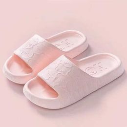 Slippers New Summer Home Indoor Slide for Men and Women Flat Cute Cartoon Bear Anti slip Outdoor Beach Shoes Shower Stick01CYUZ H240322KLXR H240322