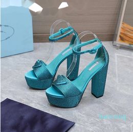 2024 Sandalet Moda Tasarımı Gündelik Muller Ayakkabı Ofis Kız Baro Ayakkabı Ladys Üçgen Hee