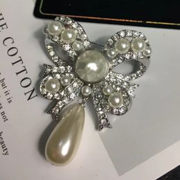 Men Women Luxury Designer Pins Brooches White Gold Plated Bling CZ Pearls Bow Luxury Letter Brooches for Party Wedding Nice Gift for Friends
