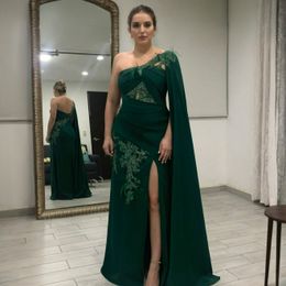 2024 Green Mother of the Bride Gowns Illusion Formal Dresses for Women One Shoulder Side Split Appliqued Beaded Lace Groom's Mother Dress for Wedding Marriage AMM166