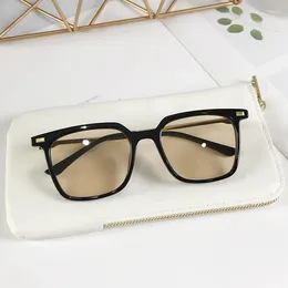 Sunglasses Selling Women Square Shape Rivets Decoration Cool Sun Glasses Outdoor UV Protection Male Female Sunglass