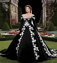 Classic Victorian Black Ball Gown Wedding Dresses Off the Shoulder White Lace Appliques Bridal Gown Princess Gothic Wedding Dress with Long Sleeve