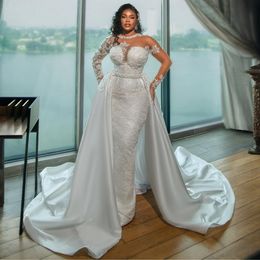 2024 Sexig arabisk sjöjungfru bröllopsklänningar illusion juvel hals full spetsar applikationer kristallpärlor långa ärmar överskjorta formella brudklänningar plus storlek