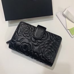 Herren Damen Designer-Geldbörse aus schwarzem Lammfell mit Kamelie-Motiv, Kartenhalter, Reißverschluss, Druckknopf, goldenes Abzeichen, mehrere Pochette-Mini-Geldbörsen, 15 x 10 cm, 50073