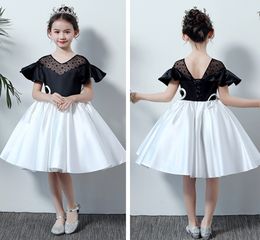 Tatlı Beyaz/Siyah Satin V-Guth Kısa Çiçek Kız Elbiseler Kız Pageant Elbiseleri Kızlar Doğum Günü/Parti Etek Kız Günlük Elbise Özel SZ 2-12 D321066