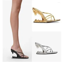 Chinelos 2024 verão metal dente cunhas sandálias femininas sexy vestido de festa sapatos de salto alto ao ar livre ouro prata grande tamanho 34-43
