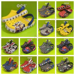 Sandalet Eva Kids Crocclog Timsah Ayakkabıları Slip Olmayan Hafif Konforlu Yüksek Kaliteli Çocuklar Yaz Plajı Havalandırma Slaytları Tasarımcıları Karikatür Terlik A-10