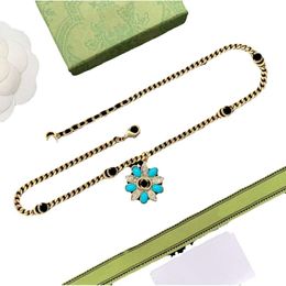Designer di gioielli per donna Collana con fiori in oro e diamanti blu