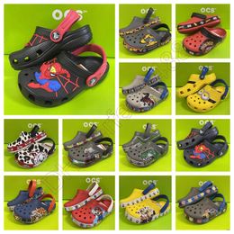 Sandalet Eva Kids Crocclog Timsah Ayakkabı Slip Olmayan Hafif Konforlu Yüksek Kaliteli Çocuklar Yaz Plajı Havalandırma Slaytları Tasarımcıları Karikatür Terlik A-13