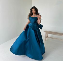 Elegant Long Blue Satin ärmlösa aftonklänningar med peplum a-line Mellanöstern Stripless golvlängd dragkedja baksida för kvinnor