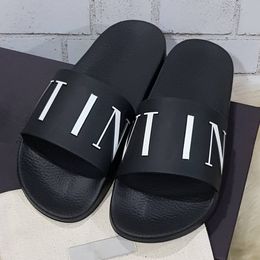 lusso Designer Pantofole sandalo Rivetto incorporato Gomma scorrevole Nuovo stile CALDO classico estivo piatto Scarpe casual spiaggia di alta qualità Piscina all'aperto Mocassino mulo sandalo ragazza regalo