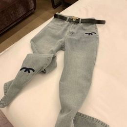 Projektantki dżinsowe spodnie mody wiosna szczupła litera haft dżinsowe spodnie luźne wiosenne dżinsy
