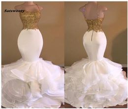 Casamento Sexy Meerjungfrau Abendkleider Gold Applikationen Spitze Rüschen Tiered Prom Kleider Reißverschluss Open Back Robe De Mariee7840418