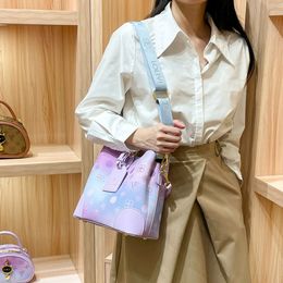 Bucket Bag Designer Hot Sale High End for Womens Version Fashionable Printed One Shoulder Handbag Large Capacity Gradient Tote