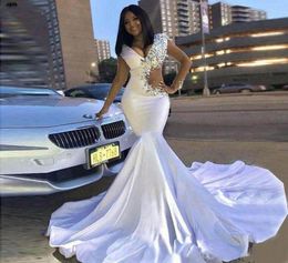 2020 White Prom Dresses Vintage Mermaid Evening Maxi Dress Beads Crystals Long Sexy Cutaway Sides Formal Gown Vestidos robes de so1504225