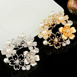 Brooches Hollow Wreath Shape Exquisite Brooch Dress Uniform Fashion Accessories Ladies Wear All-match