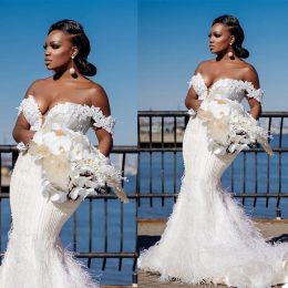 Luxuriöses Feder-Meerjungfrau-Hochzeitskleid mit 3D-Blumenapplikationen, schulterfrei, Brautkleider, Roben de Lace, handgefertigte Blumen-Brautkleider