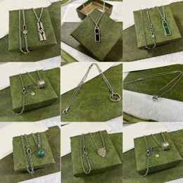 Luxus-Halskette für Frauen, Blumen-Herz-Schlange, Doppel-Buchstaben-Anhänger-Halskette, eingelegter Smaragd, Retro-Viantage-Herren-Halskette, feiner Modedesigner-Schmuck, Geschenk