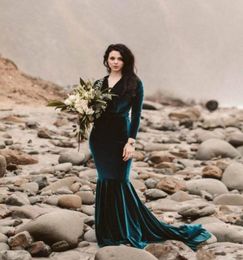 Vintage Dark Green Velvet Mermaid Wedding Dresses With Long Sleeves V Neck Plus Size Sweep Train Modern Bridal Party Gowns For Bea5144033