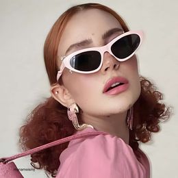 2 pcs Fashion luxury designer Twisted mirror leg cats eye sunglasses 2022 new small frame ins fashionable womens sunglasses