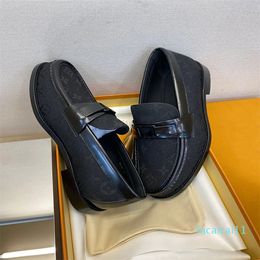 Fashion Designer Men's Business Footwear Driving Shoes Leather Shoes Metal Buckle Calf Leather Carved Black Wedding Shoes