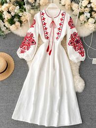 Basic Casual Kleider Damen Herbstkleid Bohemian bestickte Blume O-Neck Lanternärmel hohe Taille Plissee Kleid Full Match Damen Vesidos PL393 Q240322