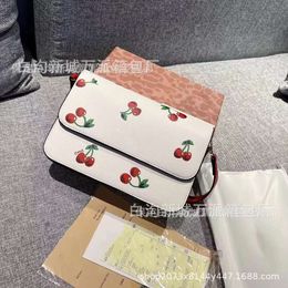 Shoulder Bag Designer Best-selling Brand Olay New Womens Bag Spring Fashion Versatile Milk Tea Underarm Classic Small Square