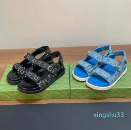 Master's Klassisch gefertigte Damen-Sandalen, flach, 2,0 cm dick, mit goldenem Knopf, dekorativem Stickerei-Druck, Denim-Obermaterial, Schwarz, Blau, Größe 35–41