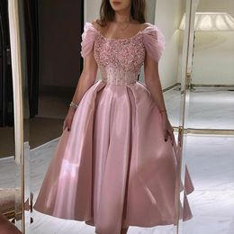 Squisito abito da ballo rosa con perline Abiti da sera alla caviglia dell'Arabia Saudita Eleganti abiti da festa corti Dubai con mantello drappeggiato