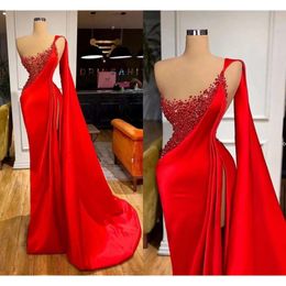 Schulter-elegantes One-Red-Abschlussballkleid mit Perlen und Perlen, sexy seitlich gespaltene lange Abendkleider in Übergröße, Meerjungfrau-Festzug-Kleid