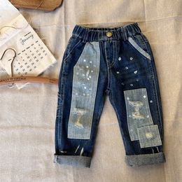 Jeans patch graffiti per ragazzi stile NU Moda bambini pantaloni in denim con tasca con foro nappa pantaloni casual da cowboy per bambini S1257