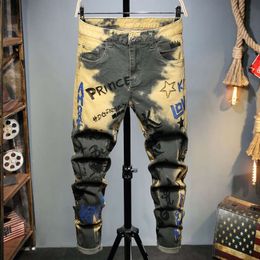 Progetta nuovi pantaloni da uomo alla moda con toppe strappate, lettere ricamate su piedi piccoli, jeans gialli elastici e alla moda