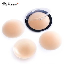 DOBREVA 2 Pairs Women Silicone Sticky Bra Adhesive Reusable Pasties Nipple Covers Invisible Bras Breast Petals with Travel Box 240318