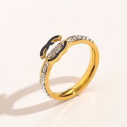 20Style Retro Designer Branded Letter Band Rings Gold plattiert Kristall Edelstahl Liebe Hochzeit Schmuck Feine Schnitzfinger Ring