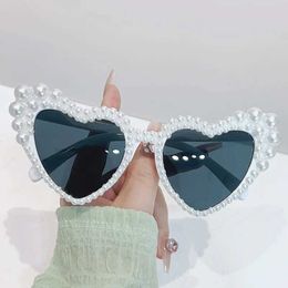 Sunglasses New Fashion Large Frame Pearl Set Sunglasses Heart shaped Personalized UV400 Casual Black Sunglasses Adult Womens Glasses J240322