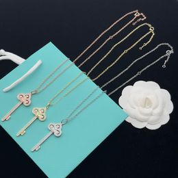 Pendant Necklaces Pendant Necklaces Crystal Magic Key Charm 18K Gold Silver Plated Titanium Steel Luxury Brand Designer Chain Collarbone Necklac Y2404290CXN