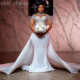Vit arabisk aso ebi sjöjungfru bröllop pärlstav kristaller avtagbart tåg satin brudklänningar klänningar zj