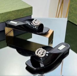 2024S/S Mulheres de luxo conjunto de cristal duplo-G sandálias sapatos de couro envernizado slides apartamentos dedo do pé quadrado flip flops confortável diariamente senhora andando EU35-43